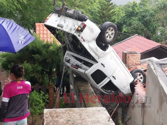 Agentes policiales se salvan de morir tras que su carro cayera sobre casa en aldea El Guanábano