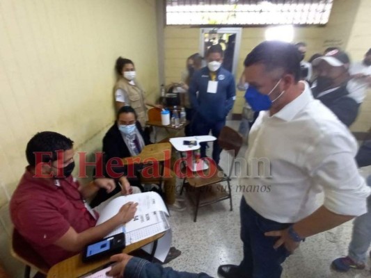 Así ejerció el sufragio David Chávez, candidato a la comuna capitalina (FOTOS)