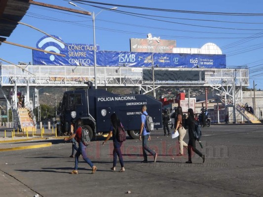 FOTOS: Piedras, palos y gases lacrimógenos en nuevos disturbios en UNAH