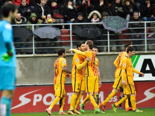 Barcelona da otro paso hacia el título al ganar en Eibar con doblete de Messi