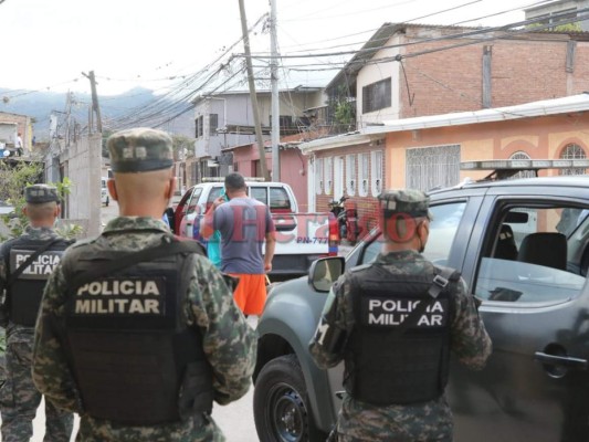 Abandonan cuerpo 'encostalado' y le dejan un rótulo en la colonia La Esperanza