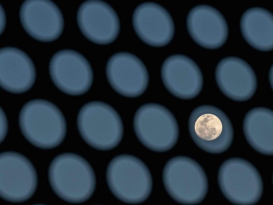 Espectacular 'Luna de lobos', el primer plenilunio del 2020