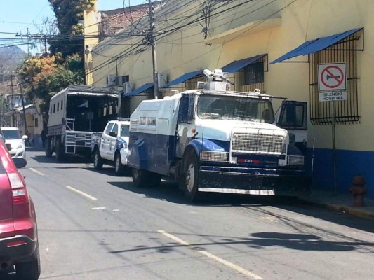 Transportistas de servicio urbano protestan por falta de pago de bonos&nbsp;&nbsp;