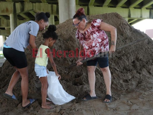 EEUU se alista para llegada de Laura convertida en huracán