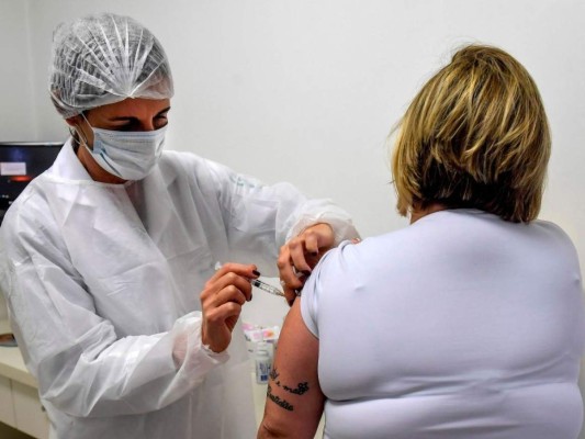 Reino Unido planea vacunar a todos los adultos antes de otoño