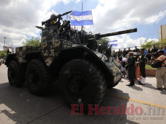 Tanques de guerra, ametralladoras y lanchas patrulleras protagonizaron desfile militar