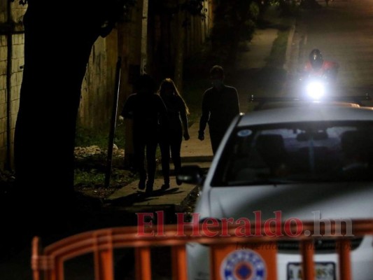 Entre la oscuridad caminan los pacientes en la calle. Foto: Johny Magallanes/El Heraldo