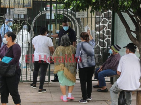 FOTOS: Abarrotados los centros de triaje en la capital de Honduras