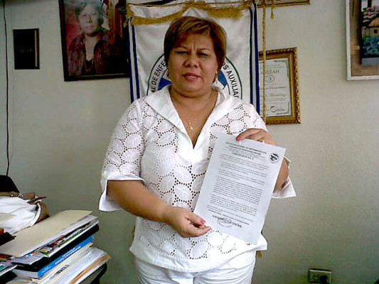 Enfermeras auxiliares amenazan con abandonar las áreas críticas de centros asistenciales