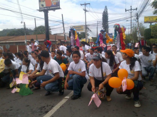 Realizan marcha por la paz en Tegucigalpa