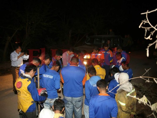 Las desgarradoras imágenes del incendio en La Montañita en el que murieron dos bomberos