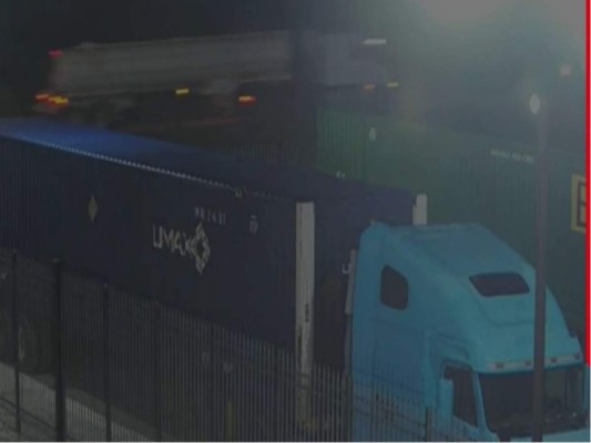 Autoridades buscan a 100 migrantes que huyeron al bosque congelado de Texas