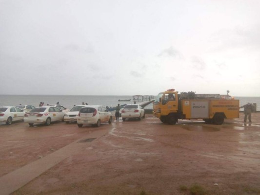 Rescatan a unas 84 personas de embarcación que naufragó en La Mosquitia