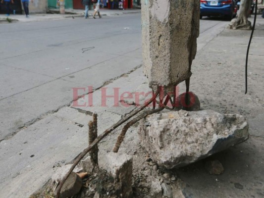 Poste de energía eléctrica es una amenaza en la colonia Monseñor Fiallos de la capital