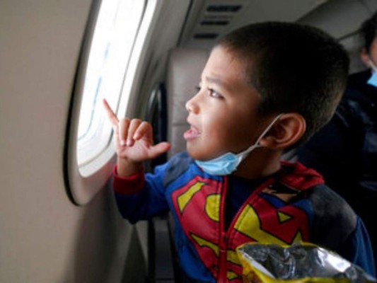 En fotos, la difícil travesía de una madre hondureña y su hijo tras detención en la frontera