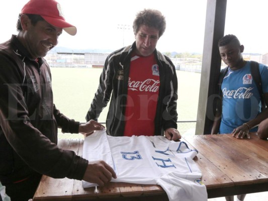Carlo Costly le regaló a Héctor Vargas la camisa con la que la H clasificó a Brasil 2014