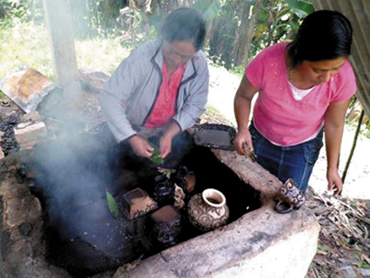 Mujeres contribuyen a la economía del hogar con el arte manual