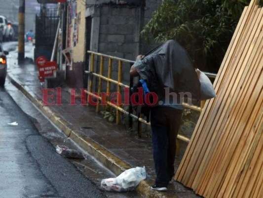 Fuertes lluvias e inundaciones deja ingreso de humedad en la capital (FOTOS)