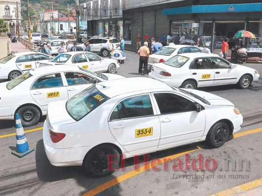 Centenares de taxistas detuvieron sus unidades con la esperanza que la medida de presión les ayude para que les paguen los bonos. Foto: Jhony Magallanes/El Heraldo