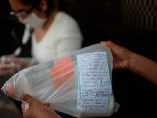 Con cartas, mexicanos envían aliento a parientes con Covid-19 (FOTOS)