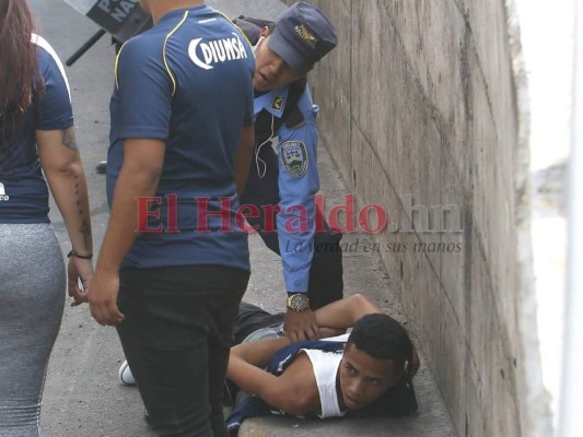 Fotos: Barras y policías se enfrentan frente al estadio en partido Motagua vs Marathón