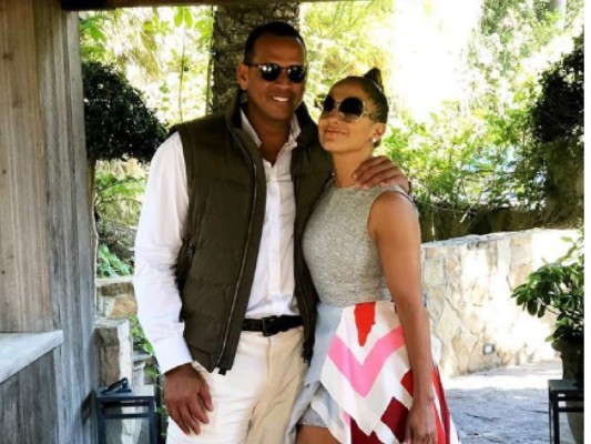 El vestido blanco que Jennifer López usó para comprar frutas en Italia arrasa en Instagram