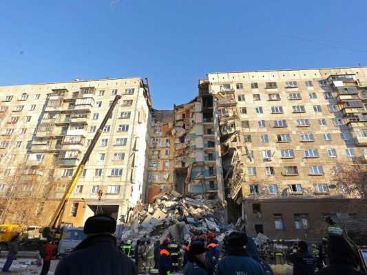 Cuatro muertos deja derrumbe de edificio de apartamentos en Rusia