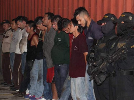 Capturan a 12 hombres que se robaron un contenedor cargado de mercadería