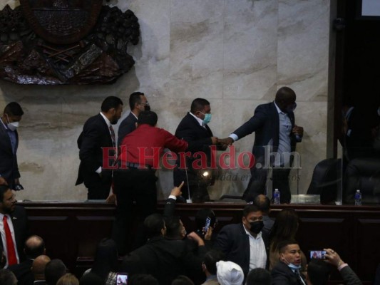 Golpes, anarquía y desorden en la elección de la directiva provisional del CN (FOTOS)