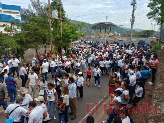 FOTOS: Con 'Marcha por la paz' piden a maestros y médicos retornar a sus labores