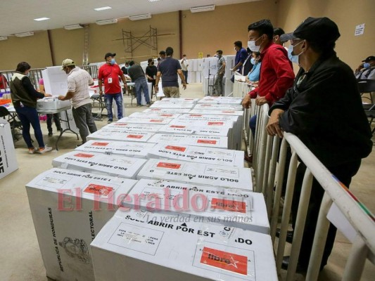 El Consejo Nacional Electoral (CNE) esperó tres días para publicar los primeros datos oficiales sobre las elecciones primarias en Honduras. Foto: Marvin Salgado / EL HERALDO.