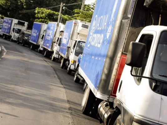 Salen de El Salvador las vacunas donadas a siete municipios de Honduras