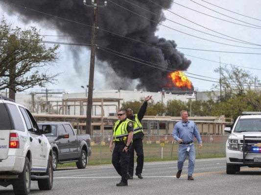Planta petroquímica se incendia en Texas