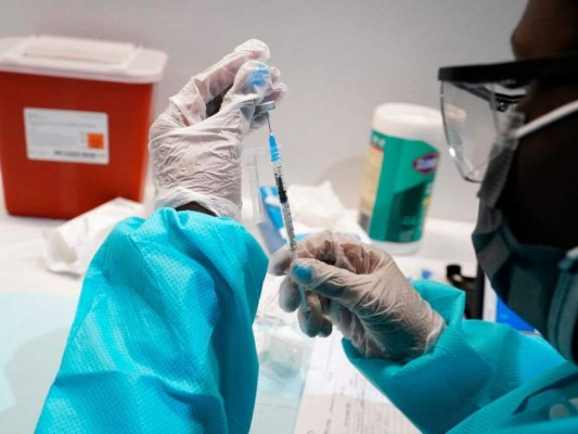 Gran Bretaña aprueba vacuna de Moderna a partir de los 12 años