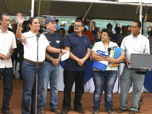 Funcionarios del gobierno de Honduras llevan programas sociales a la colonia Alemán