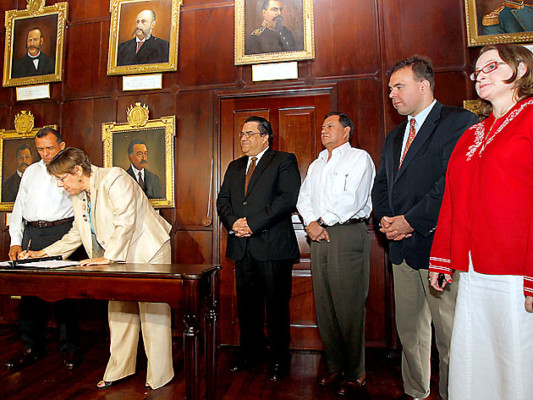 Mandatario de Honduras recibe $1.3 millones para seguridad