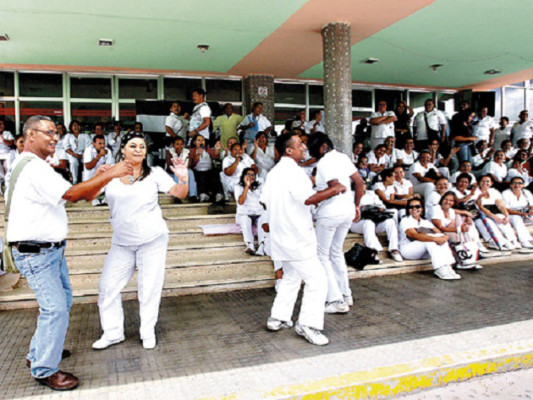 Enfermeras auxiliares amenazan con abandonar las áreas críticas de centros asistenciales