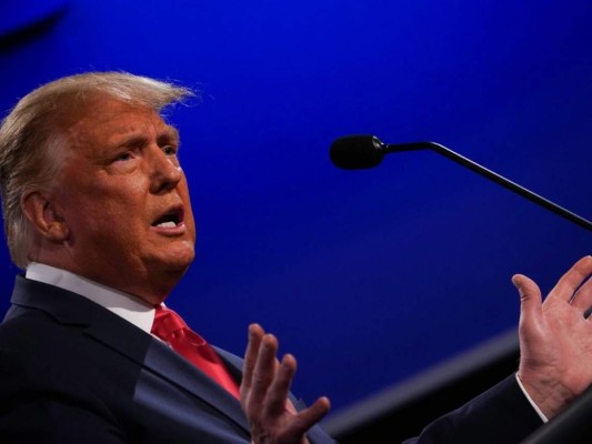 Los curiosos gestos de Trump durante último debate con Biden (FOTOS)