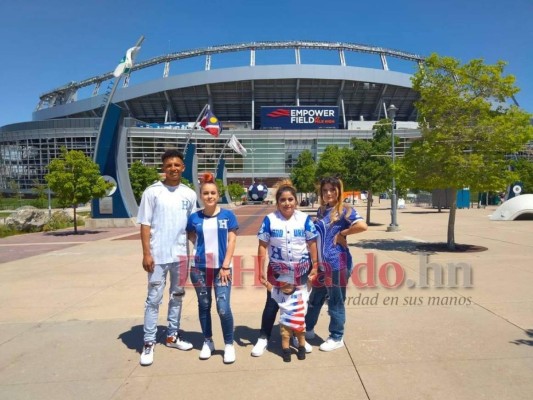 ¡Afición cinco estrellas! Hondureños pintan de azul y blanco el Empower Field de Denver