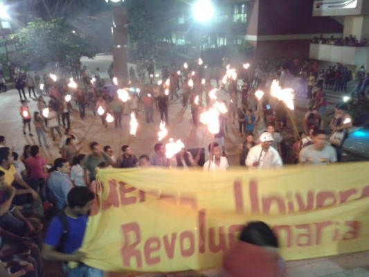 Honduras: Hasta con antorchas protestan contra el 70% en la UNAH