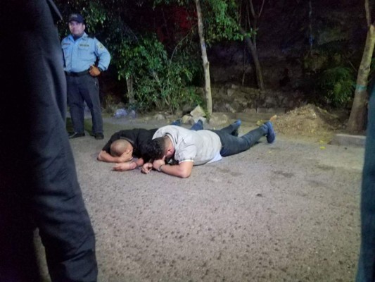 Capturan a dos hombres en posesión de carro robado en colonia Loarque de Comayagüela