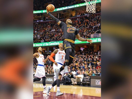 LeBron luce inmenso en la inauguración de la NBA