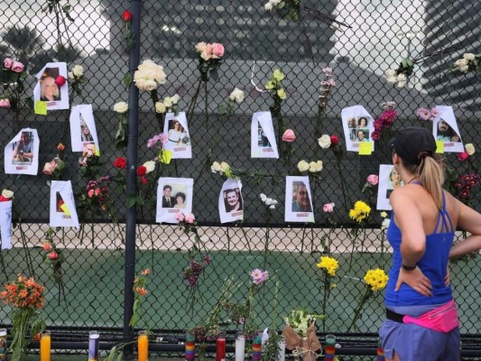 Familiares de las víctimas en Surfside rinden homenaje con emotivo monumento improvisado