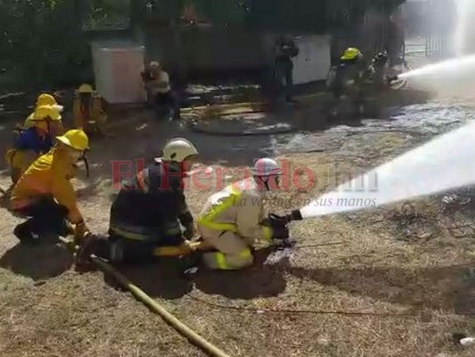 Columnas de humo tóxico y escombros, las imágenes del incendio en Las Tapias