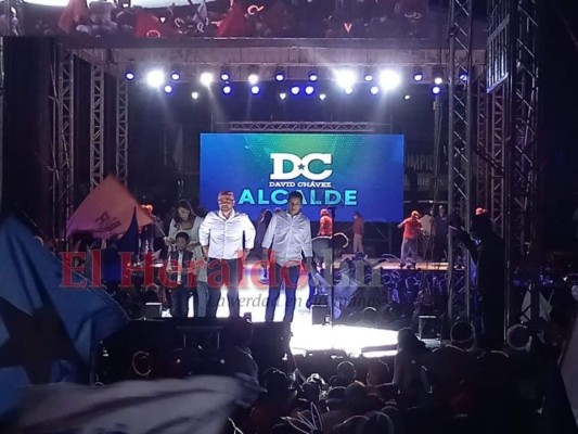 Con fuegos artificiales y masiva participación: 'Papi a la orden' cierra su campaña en la capital