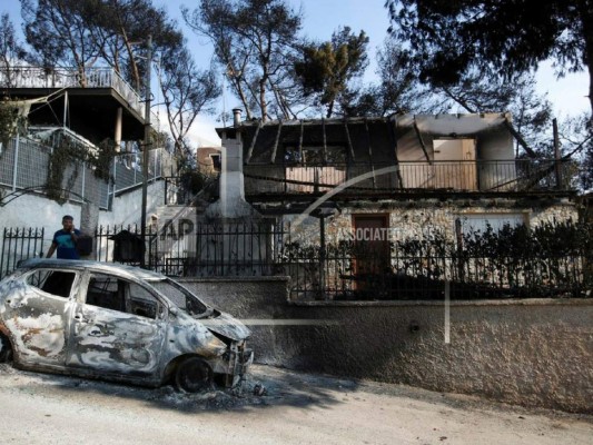 Suman 81 muertos por incendios en Grecia
