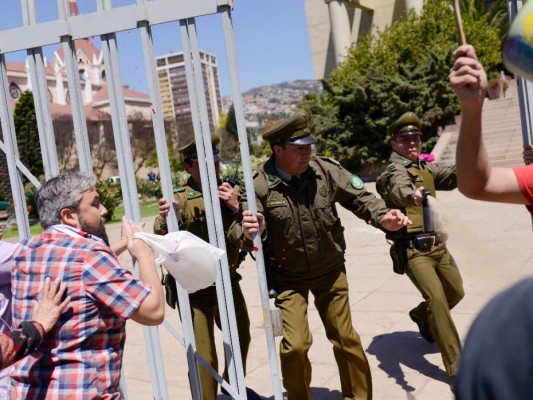 Evacúan Congreso chileno en medio de disturbios