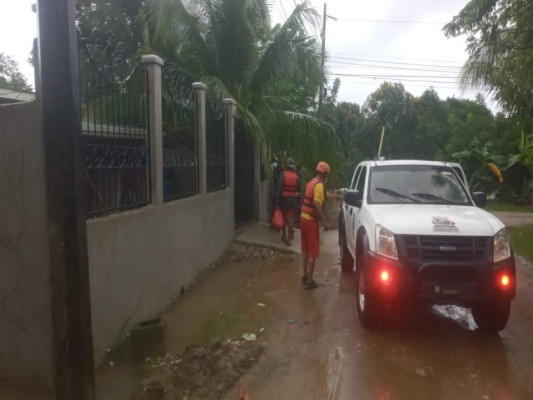En imágenes: fuertes lluvias inundan las calles y casas de Puerto Cortés