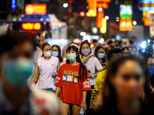 En Wuhan, ciudad china donde empezó el coronavirus, la gente vuelve a la normalidad poco a poco. Foto AFP