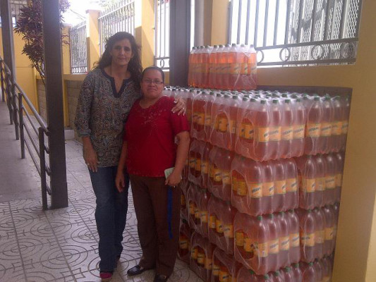 Importante donativo de refrescos entregó Embtelladora La Reyna